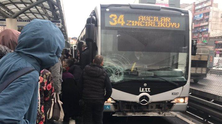 Metrobüs yolcuya çarptı, seferlerde aksama yaşandı