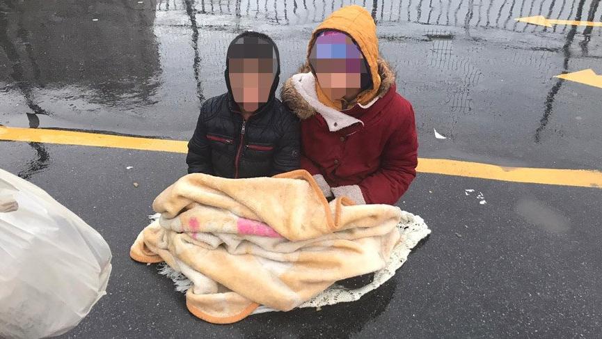 Yağmur altında soğukta dilenen çocuklar yürekleri burktu
