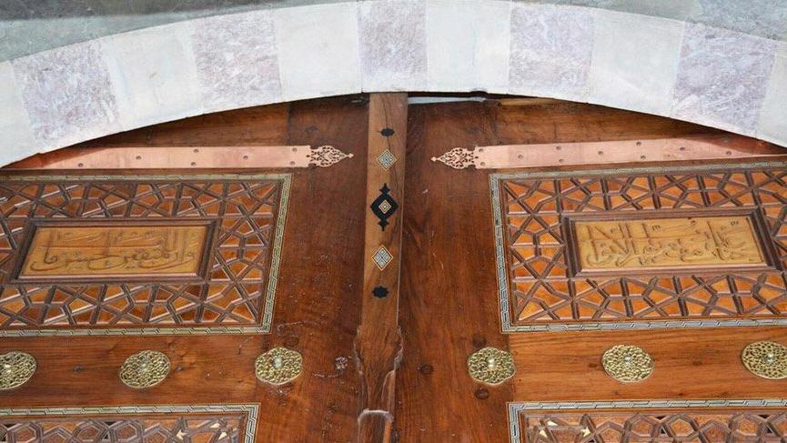 Süleymaniye Camii’nde restorasyonda hata… Kapıdaki ayetler ters konulmuş