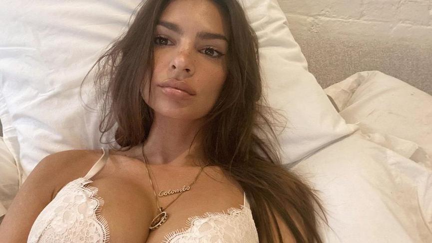 Emily Ratajkowski yeni sütyeni ile dikkat çekti