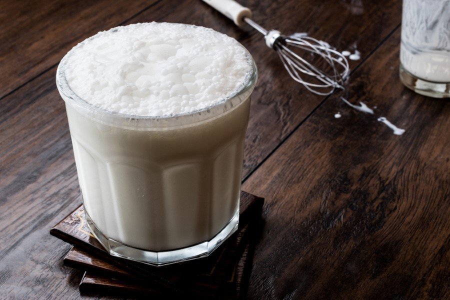 MADEN SUYU VE AYRAN: Göbek ve basenlerdeki yağları yakmak için maden sulu ayran içmek, mucizevi etki gösteriyor. Bir bardak doğal maden suyuna 3 yemek kaşığı yoğurt ekleyip iyice karıştırın. Maden sulu ayranı her gün bir bardak içebilirsiniz.Yağ yakıcı etkisiyle birlikte genel vücut sağlığını güçlendirir ve ödem söktürmeye yardımcı olur. Bu tarifi gece yapıp içerseniz rahat uyumanıza yardımcı olduğunu göreceksiniz. Ayrıca, uyku sırasında metabolizmanın çalışmasına yardımcı oluyor ve kilo vermeyi kolaylaştırıyor.