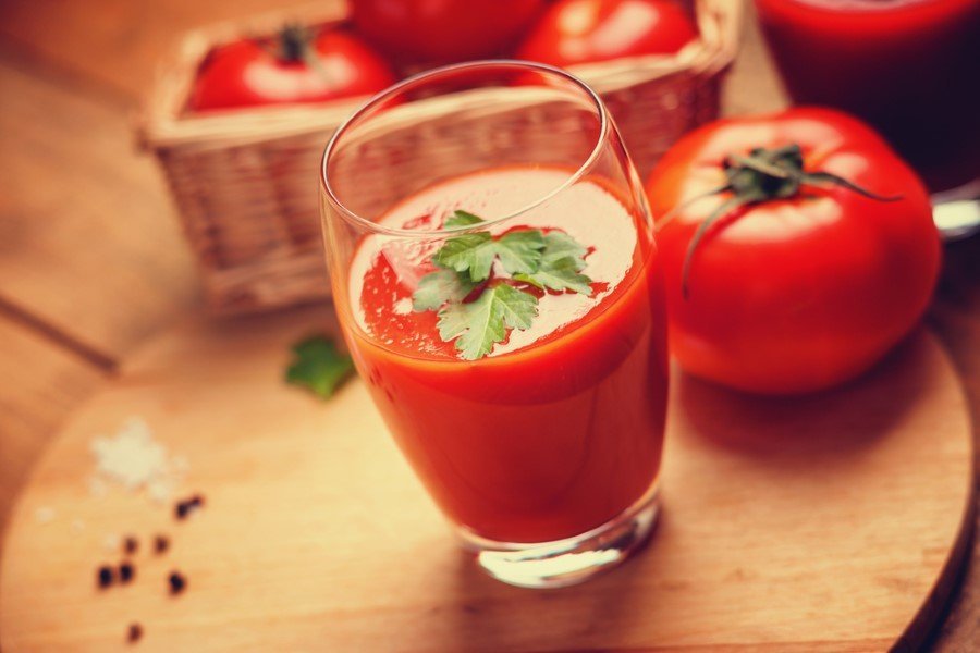 DOMATES SUYU: C vitamini ve likopen içeren domates, kanser türlerine karşı korumaya yardımcı oluyor. Makinede sıkıp taze domates suyu elde edebilirsiniz. Bir bardak domates suyu 30 kaloridir. Likopen içeren domates suyu kalp sağlığını güçlendiriyor. Kordiyavasküler hastalık riskini azaltıyor. Ara öğünlerde 1 bardak taze domates suyu içebilirsiniz.