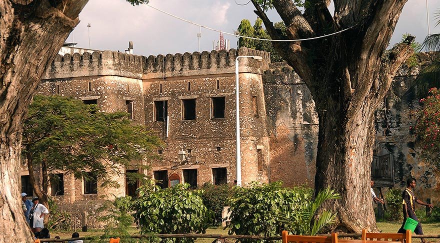 Turkuvaz renkteki denizi, beyaz kumlu plajları, rengarenk tekneleri, yüzlerce yıllık taş yapıları ile Afrika kıtasının en cezbedici adalarından olan Zanzibar, her yıl yüzbinlerce turisti kendine çekiyor.