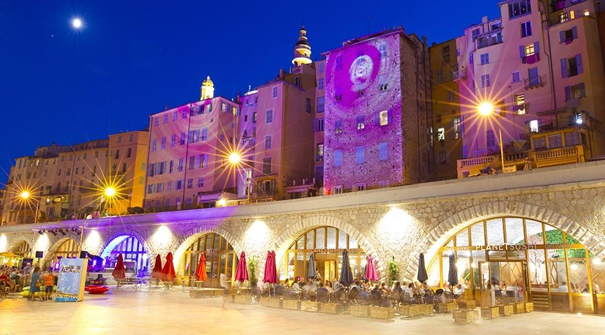 Fransa'nın tatil cenneti Cote d'Azur bölgesinde yer alan Menton, denizi, plajarı, tarihi binaları ve her köşesine sinen limon ve portakal kokularıyla ülkenin en ünlü tatil beldeleri arasında yer alıyor.