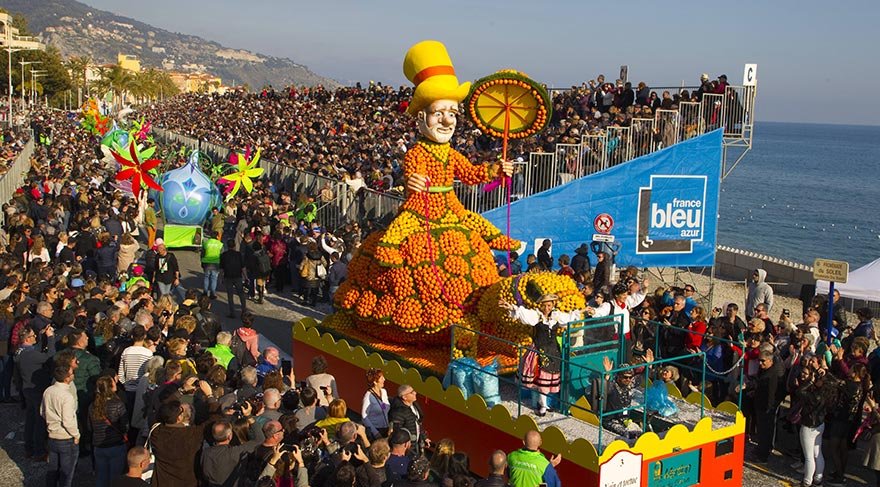 Dört yanı limon ve portakal ağaçlarıyla dolu Menton'da her yıl Şubat ayında düzenlenen turunçgiller festivalinde, limon ve portakallardan yapılan devasa heykellerin geçit töreni yapılıyor.