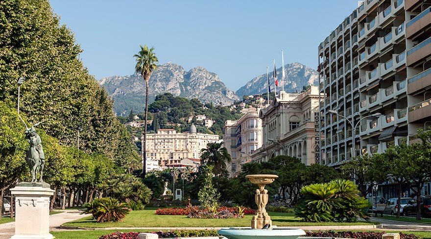Fransa'nın en çok ilgi çeken klasik müzik festivallerinden birinin de yaz aylarında gerçekleştiği Menton, deniz turizminin yanısıra kültür turizminde de oldukça iddialı.