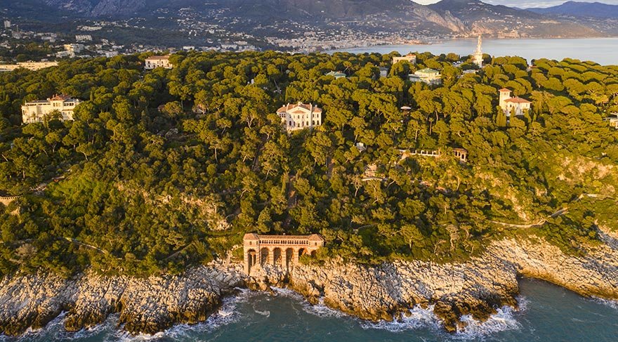 Şehre gelen turistler, eşsiz tarihi mekanları ziyaret ediyor, rengarenk boyalı evleri iki yanına sıralandığı dar sokaklarda dolaşmanın ve bol bol fotoğraf çekmenin keyfini yaşıyor.
