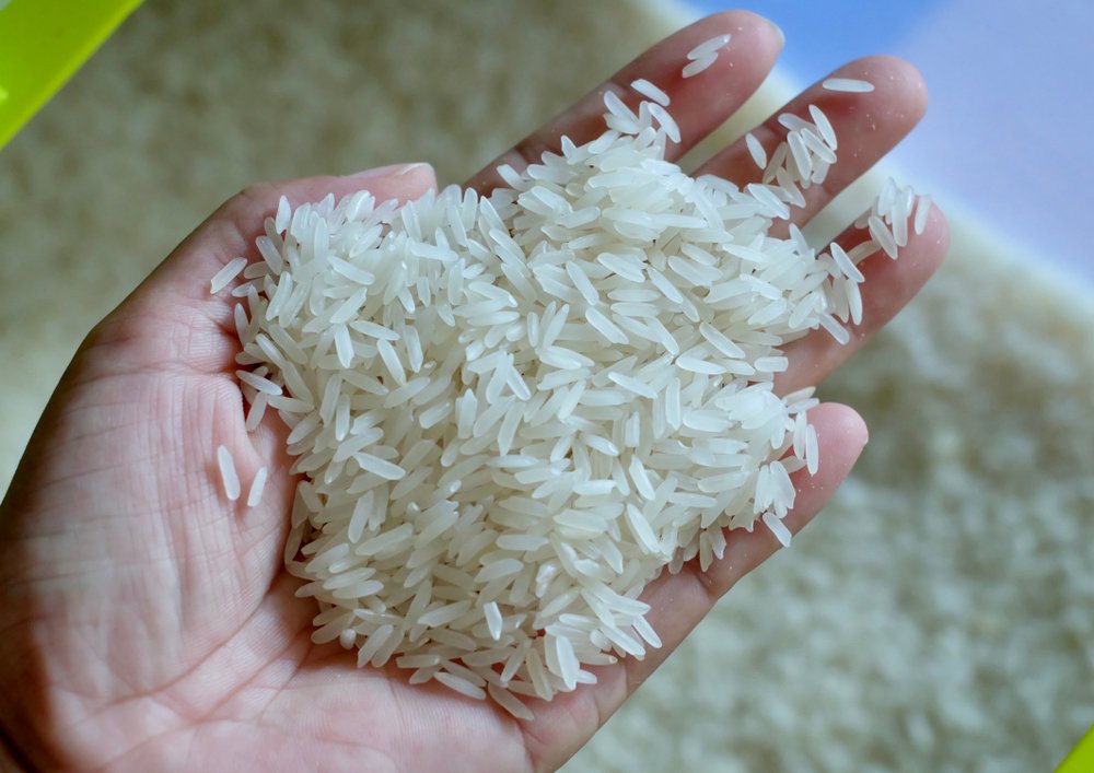 Fazla kilolarından kurtulmak isteyenlere oldukça etkili bir yöntem. Her gün bir adet çiğ pirinç yutarak iştahınızı kontrol altına alabilir ve hatta tatlı isteğinizi tamamen sonlandırabilirsiniz. İşte zayıflamak isteyenlerin yeni favorisi çiğ pirinç yutma hareketi... Öncesinde bir uzmana danışmanız çok önemli!