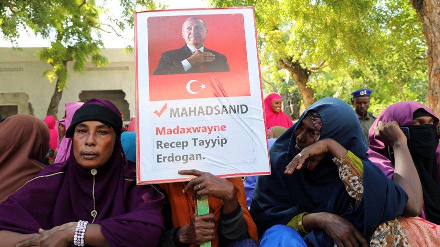 Son dakika… Bir ülke ayakta: Cumhurbaşkanı Erdoğan’ın posterini taşıdılar