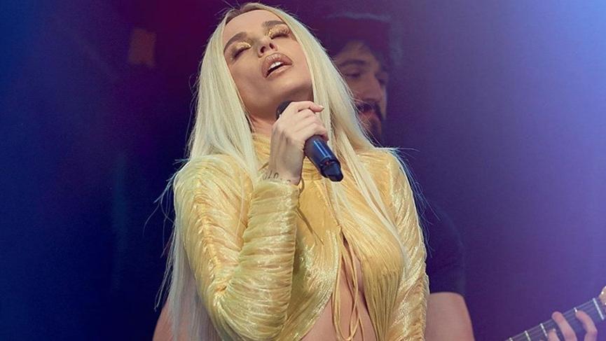 Gülşen, altın rengi kıyafetiyle Victoria’s Secret meleği Candice Swanepoel’i adeta ezdi