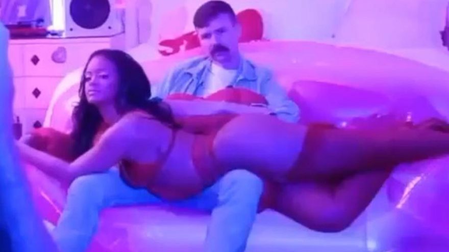 Rihanna, Fenty markasının tanıtımı için, Adam Selman ile kamera karşısına geçti