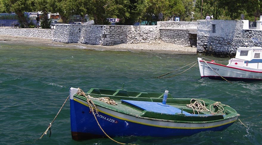 Turizmin yanısıra zeytincilik ve balıkçılığın ana geçim kaynağı olduğu adada çok sayıda küçük otel ve deniz ürünü ağırlıklı yemekleri tadabileceğiniz restoran bulunuyor.