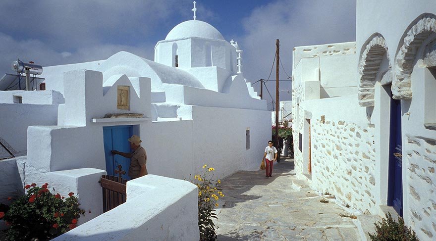 Yörede yetişen pamuk ve ketenden, amorgina denen zarif, saydam bir kumaş dokunuyordu.
