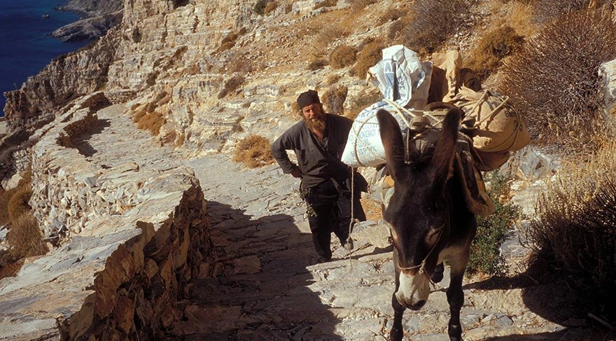 Adanın en ünlü yapısı Panagia Hozoviotissa Manastırı.