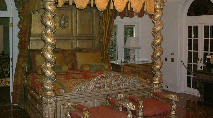 Gianni Versace, 1992 yılında satın aldığı 1930 yılında inşa edilen Miami Beach'teki evin renove edilmesi için 33 milyon dolar harcamıştı.