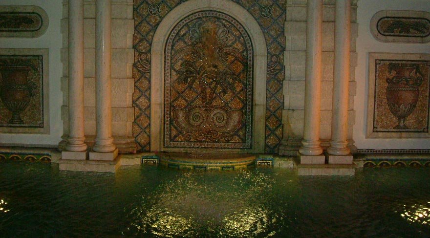 Victor Hotels Group tarafından yönetilen ve The Villa Casa Casuarina adını alan ev, 24 karatlık altın fayanslarla döşeli.
