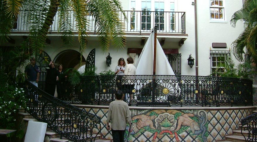Otel, ziyaretçilere açılmadan önce yeniden elden geçirilirken Gianni Versace'nin yaptıklarına pek dokunulmadan, sadece modern dokunuşlarla şimdiki haline getirilmiş.