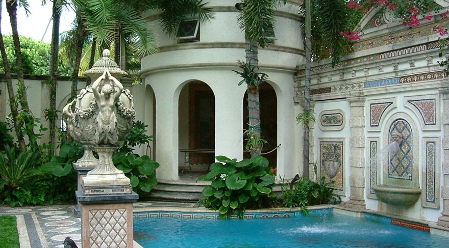 Üç katlı bina, Versace'nin ölümünün ardından açık artırma ile 41,5 milyon dolara Victor Hotels Group'a satılmış.