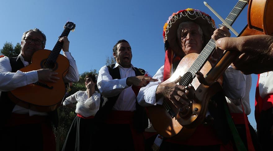 Festival boyunca, 'Pandalar' olarak adlandırılan katılımcı müzisyenler, popüler Endülüs folklorunun tipik müzik enstrümanları ile 'Verdiales' adı verilen flamenko müziği tarzında şarkı söyleyip dans ederek sahne alıyor.