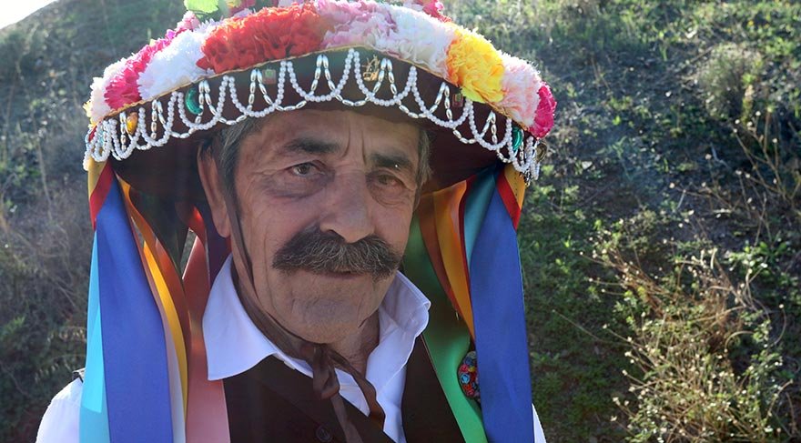 Çiçeklerle süslü şapkaları, siyah yelek, pantolon ve beyaz gömlekten oluşan giysileriyle kent içinde kortej de oluşturan müzisyenler, bu türün en çarpıcı örneklerinin melodileriyle Malaga sokaklarını çınlatıyor.