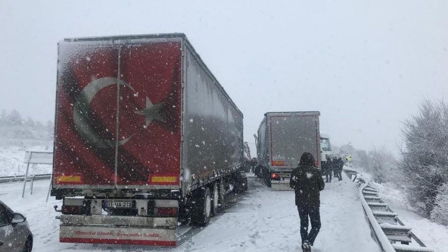 Yogun Kar Yagisi Ve Tir Kazalari Bursa Ankara Yolunu Kapatti Son Dakika Haberleri