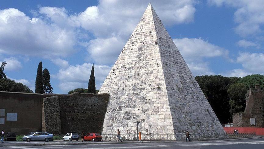 Roma’nın 2100 yıllık piramidi