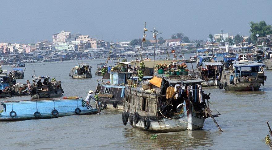 Mekong Nehri kıyısına ve nehir suyu üstüne kurdukları evlerde yaşamlarını sürdüren milyonlarca kişi, alışveriş ihtiyaçlarını bile kayık ve teknelerin kullanıldığı 'yüzen pazarlar'la karşılıyor.