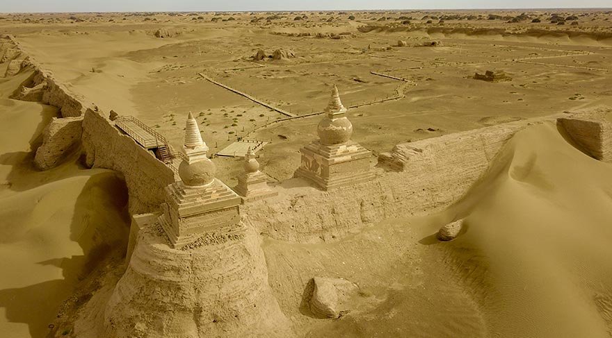 Tur otobüslerinden indikten sonra yaklaşık 15 dakikalık yürüyüşle ulaşılabilen kalıntılar, etrafı tamamen çölle çevrili 1600 metre dış duvara sahip.