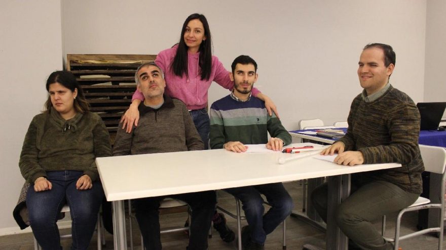 Görme engelli tiyatrocuları, alkışlar hayata bağlıyor