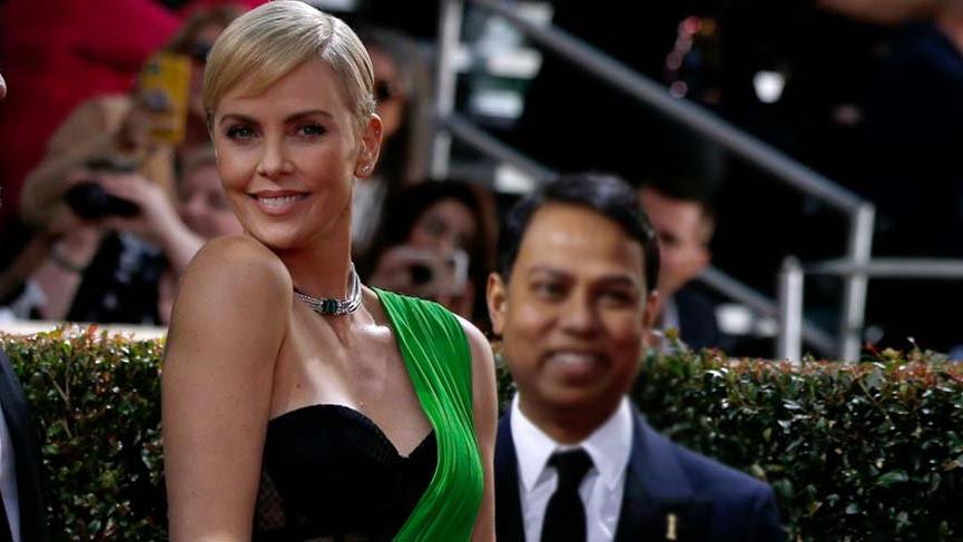 Charlize Theron’un Dior elbisesi 200 saatte hazırlandı