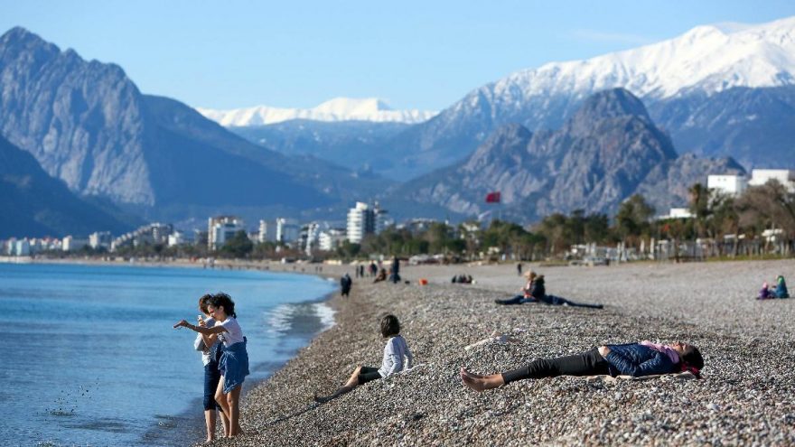 Karlı dağ manzarasında denize girdiler