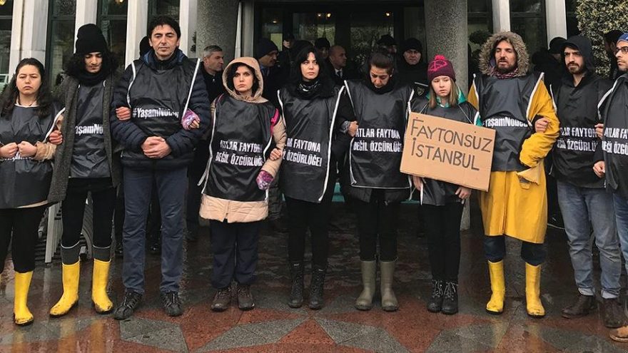 Faytonlara karşı İBB önünde ‘yaşam zinciri’