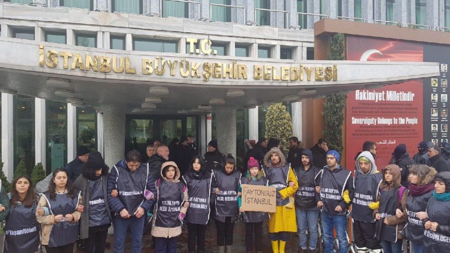 İBB önünde atlar için yaşam zinciri