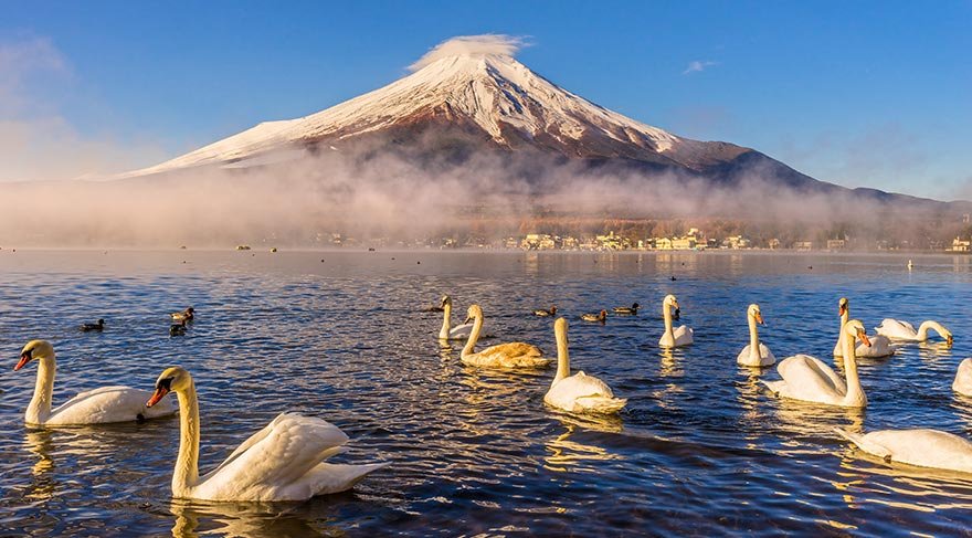 Kışın çatısını kaplayan karın artması ile ayrı bir güzelliğe bürünen Fuji, yılın ilk günlerinde ziyaretçi akınına uğruyor.