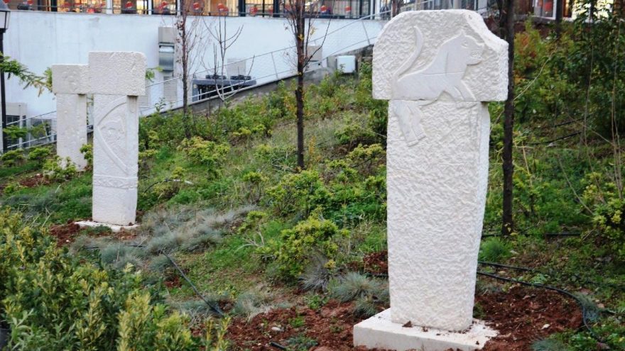 Göbeklitepe’nin tarihi sembollerinin maketleri parklara dikildi
