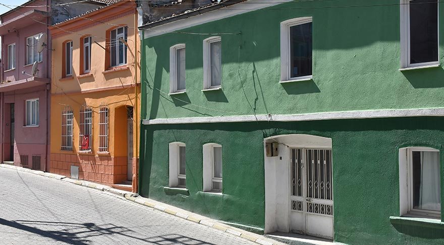 Proje kapsamında, evlerden resmi binalara, camilerden işyerlerine kada 100 binanın dış cephesi rengarenk boyanınca, başta fotoğraf tutkunları olmak üzere ilçeye gelen ziyaretçi sayısı arttı.