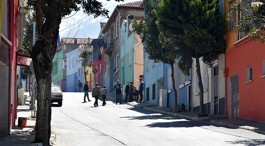 Belediye Başkanı Salim Demirezen, projeye ilçe sakinlerinin genelde destek verdiğini, evlerini boyatmak istemeyen vatandaşların da görüşlerini değiştirmek için görüşmeler yaptıklarını söyledi.