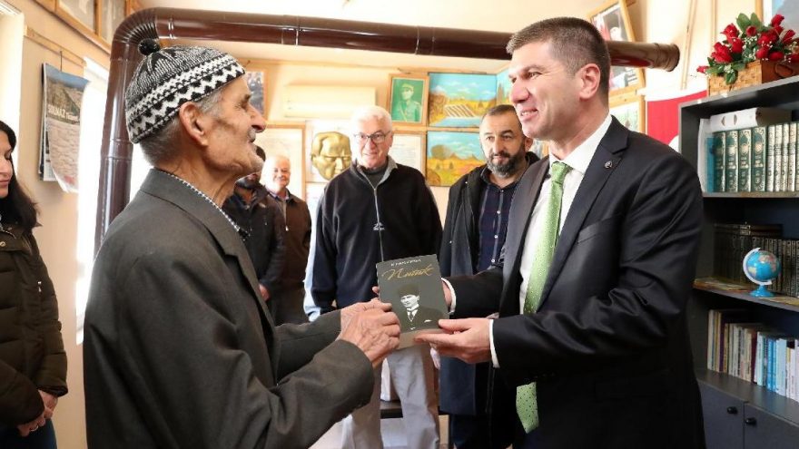 Kütüphanesiyle Türkiye’ye örnek oldu, şimdi de kitap yazıyor