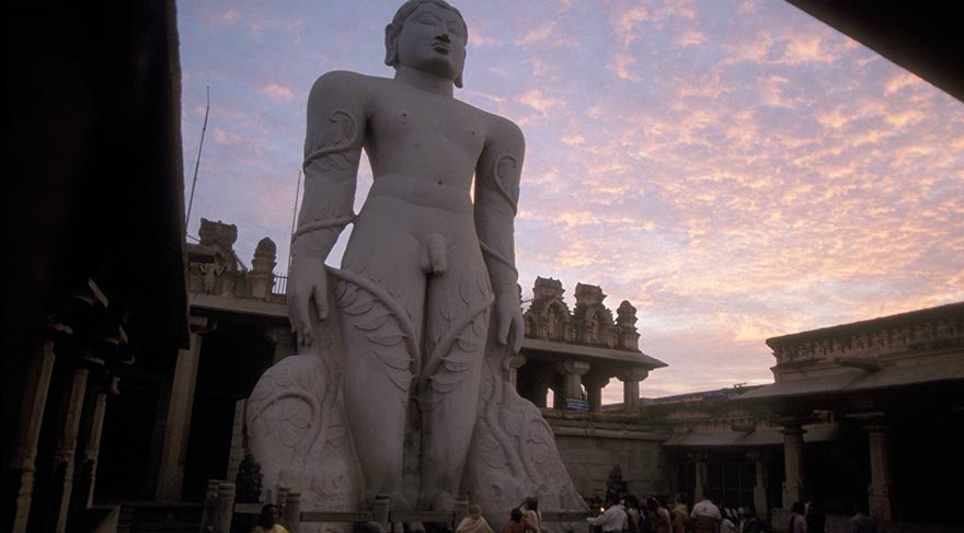 Hindistan'ın Karnataka eyaletinde Hassan ilinde bulunan Shravanabelagola şehri, Hinduların en önemli hac merkezlerinden biri.
