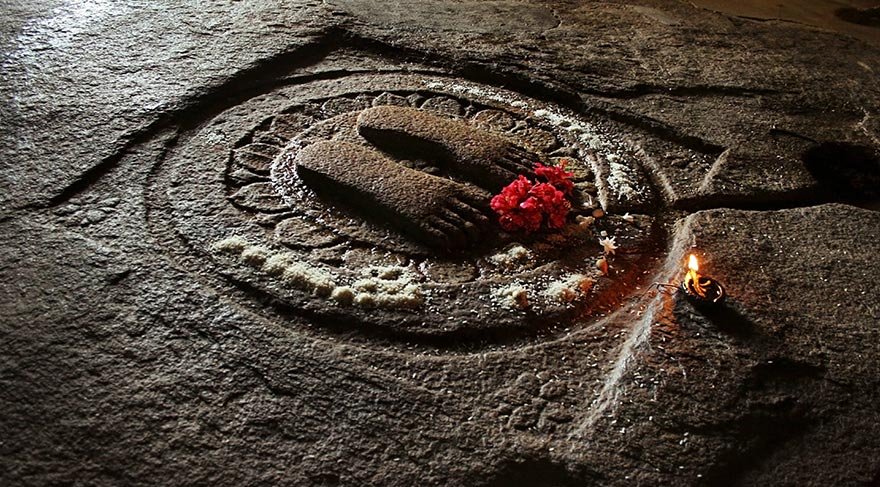 Tapınaktaki monolitik heykel, Jain vaizi Bahubali'yi temsil ediyor.
