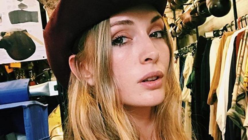 Yasemin sevgilisinin hediyesini kolye yaptı