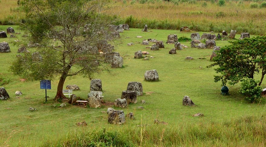 Akademisyenlerin 2500 yıl öncesine tarihledikleri bu ilginç eserler, ana hatlarıyla kavanozları andırdıkları için bulundukları bölgeye de 'Kavanozlar Ovası' (Plain of Jairs) deniliyor.