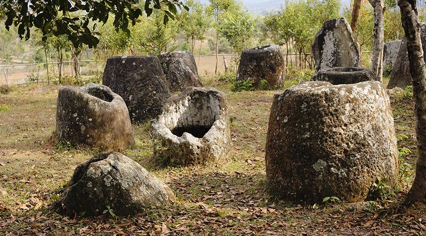 Yükseklikleri 1 ila 1,5 metre olan yüzlerce 'kavanoz'un yapımında ana malzeme olarak kil ve taş kullanılmış.