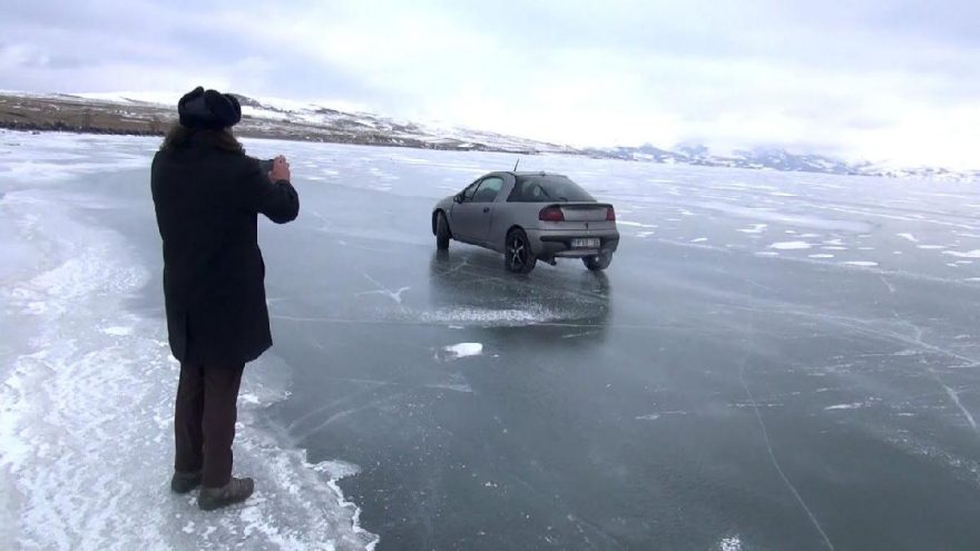 Buz tutan Çıldır gölü üzerinde otomobille drift yapıyorlar
