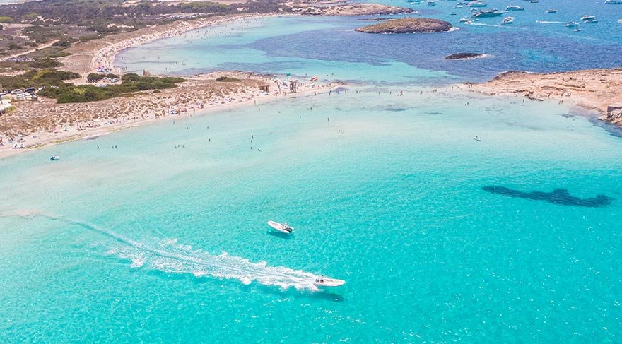 Adaya, Ibiza'dan kalkan feribotlarla ulaşılıyor ve yolculuk yaklaşık yarım saat sürüyor.