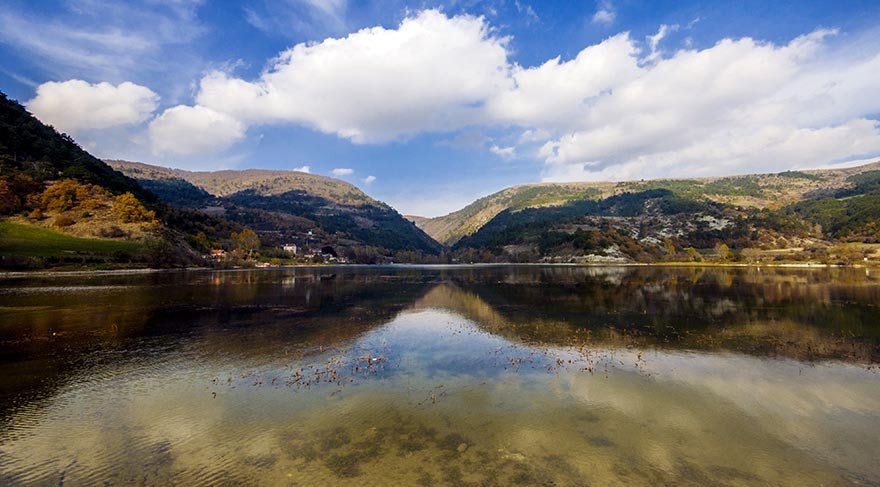 Gölün deniz seviyesinden yüksekliği ise 1150 metre.