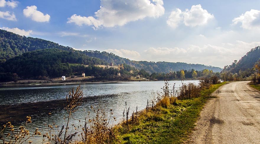 Yılın her mevsiminde ayrı bir güzelliğe bürünen hem romantik hem de fotojenik Çubuk Gölü ve çevresindeki çam ormanları, ulaşım kolaylığı ile İstanbul ve Ankara'nın kalabalık ortamından uzaklaşıp nefes almak isteyen kent insanları için adeta bir huzur noktası.