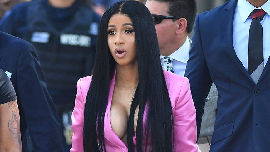 Cardi B soğuk havaya aldırmadı