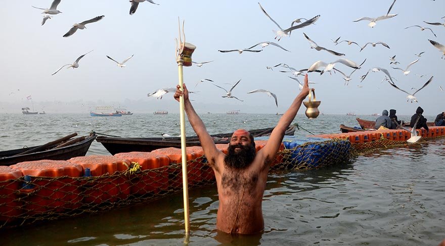 Her yıl Ocak ayının ortasından Şubat ayının ortasına kadar süren Magh Mela Hindistan'ın Uttar Pradesh kentindeki Allahabad yakınlarındaki Prayag'da Triveni Sangam'ın kıyısında düzenleniyor.