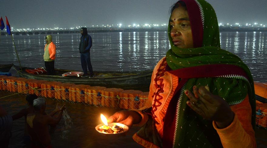 Prayag Sangam, Ganj Nehri, Yamuna Nehri ve mitolojik Saraswati Nehri'nin birleştiği yer anlamına gelen Magh Mela 45 gün sürüyor ve burada yıkanmanın tüm günahlarını temizleyip yeniden doğuş döngüsünden kurtardığına inanılıyor.